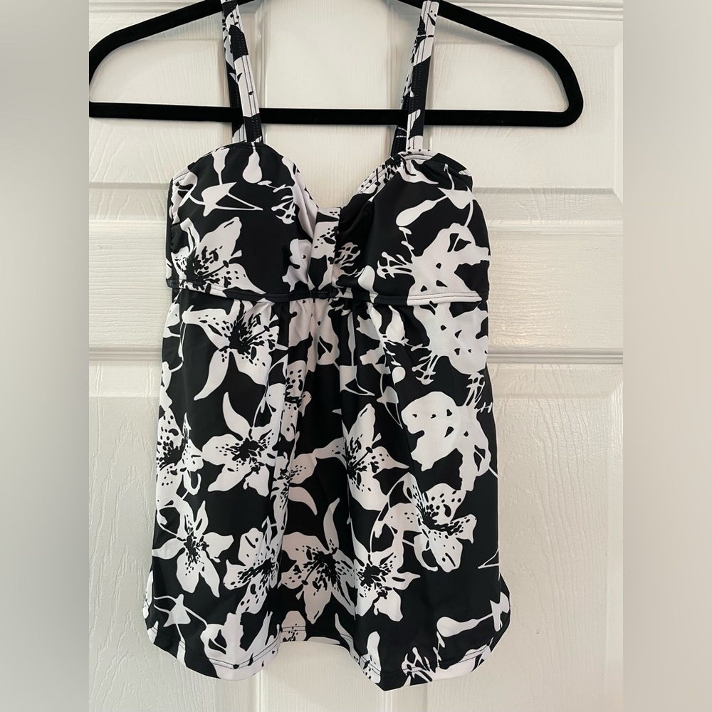 NWOT women’s black and white swimsuit top. Size 6. Adjustable straps.